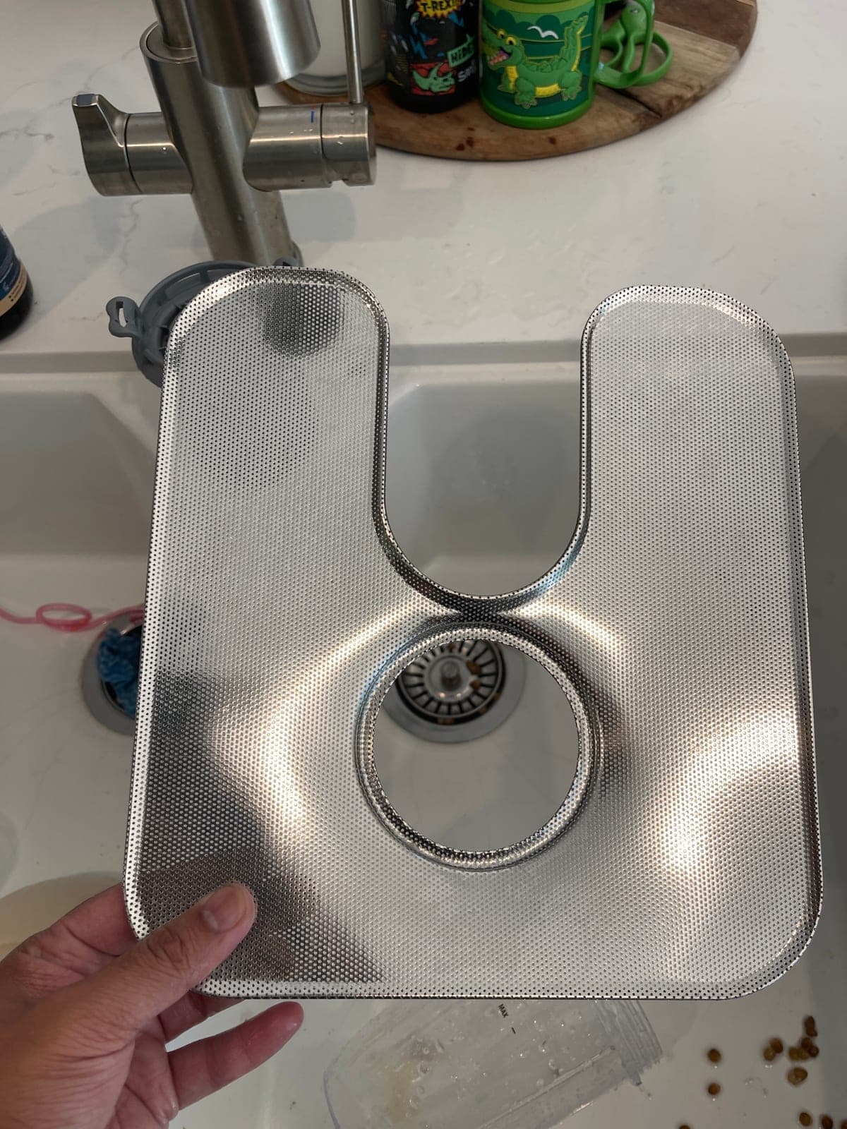 The mesh filter plate and its central cylinder after rinsing.